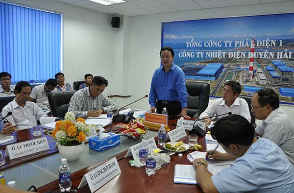 Bộ trưởng phát biểu với lãnh đạo tỉnh Trà Vinh, lãnh đạo EVN và Ban quản lý dự án