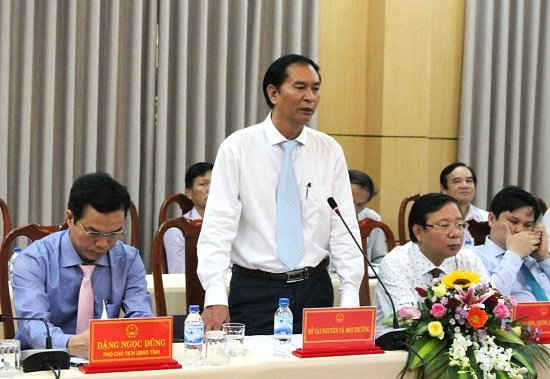 Ông Đỗ Minh Hải, Giám đốc Sở TN&MT đang trả lời chất vấn tại hội nghị.