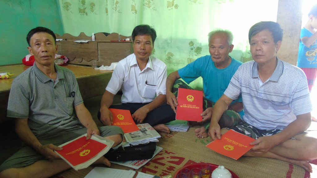 Trước đó, liên quan tới việc thu tiền cấp GCNQSDĐ, ông Nguyễn Văn Thương, công chức địa chính xã Đồng Tiến đã bị Công an Yên Thế bắt tạm giam vì hành vi cố ý làm trái quy định