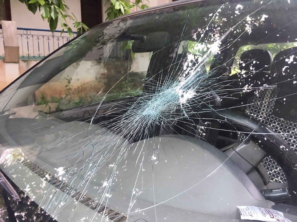Xe ô tô của lực lượng kiểm lâm vườn quốc gia Yok Đôn bị ném đá vỡ kính trước.