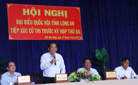 Phó Thủ tướng Thường trực Trương Hoà Bình phát biểu với cử tri huyện Đức Hòa.