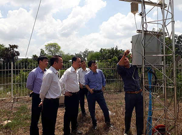 Đoàn công tác của Trung tâm KTTV Quốc gia đi thăm một trạm khí tượng tại Cam-pu-chia