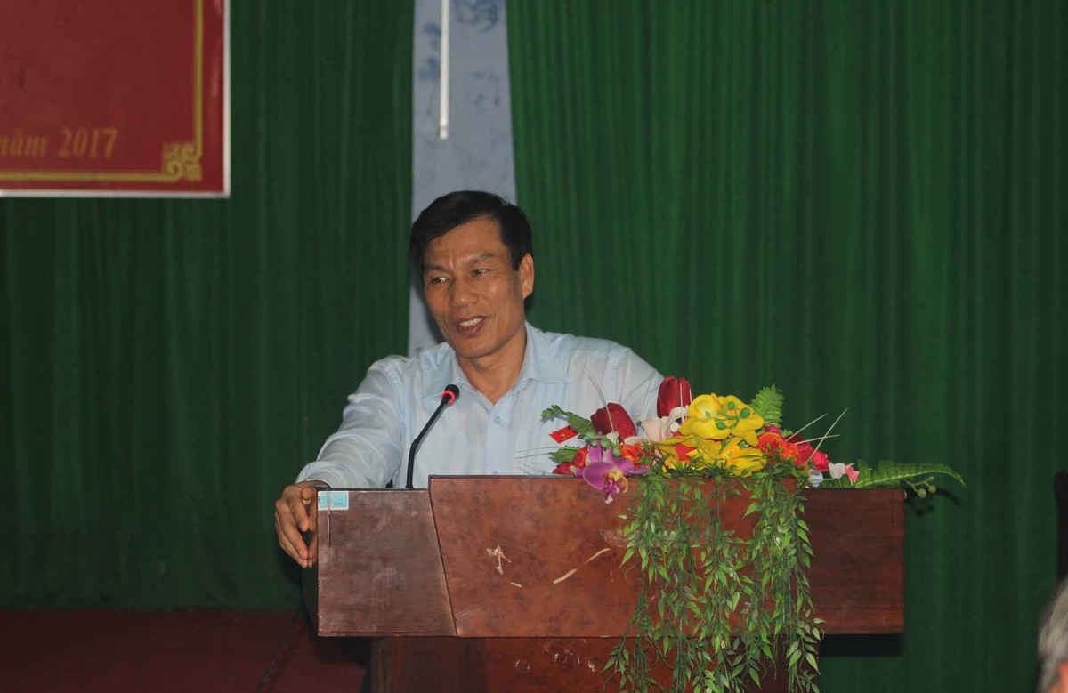 Bộ trưởng Nguyễn Ngọc Thiện lắng nghe và giải đáp những thắc mắc của cử tri