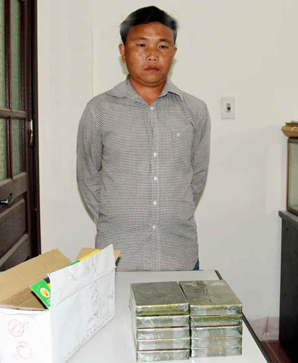Công an khám xét heroin do Giàng Seo Sẩu buôn bán trái phép bị bắt giữ. 