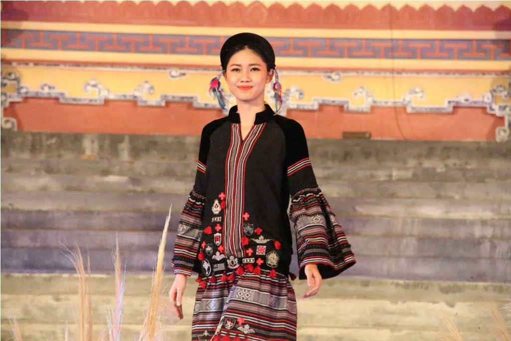 Á hậu Thanh Tú lần đầu tiên tham gia Festival, cô biểu diễn rất tự tin với vẻ đẹp hiện đại