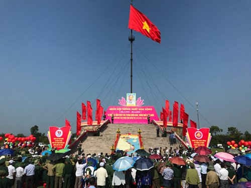 Lá cờ Tổ quốc tung bay trên kỳ đài.