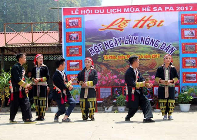 Tiết mục ca nhạc đặc sắc mang đậm bản chất văn hóa dân tộc vùng cao được tổ chức tại Sa Pa thu hút đông đảo khách du lịch đến thưởng thức.