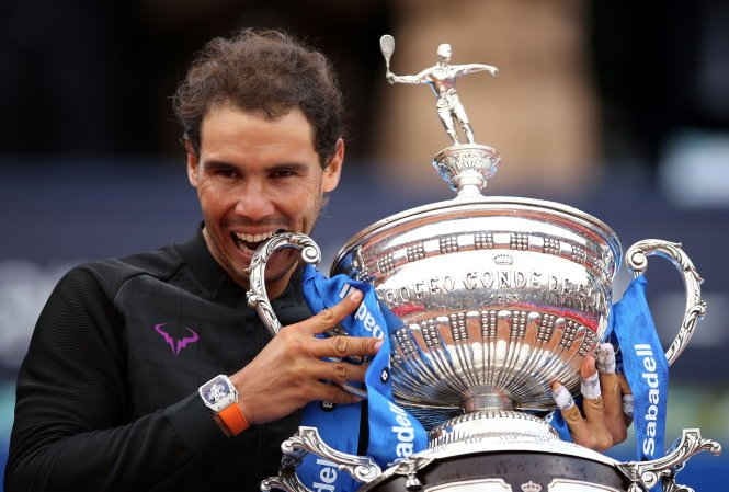 Nadal nâng cao chức vô địch Giải quần vợt Barcelona mở rộng 2017. Ảnh: AP