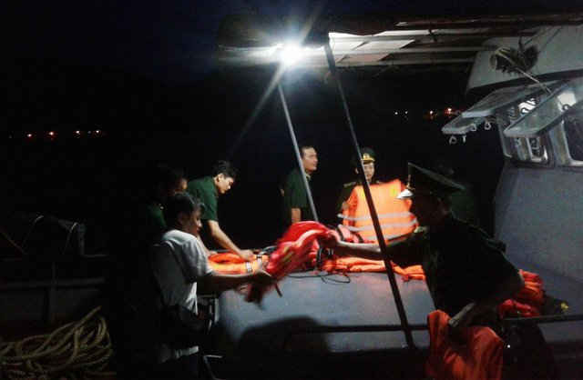 Lực lượng chức năng tỉnh Bình Định lên đường ra khơi hỗ trợ các ngư dân trên tàu gặp nạn.