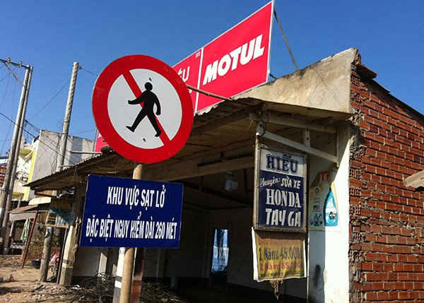 Những tấm biển cảnh báo tại xã Mỹ Hội Đông, huyện Chợ Mới, An Giang