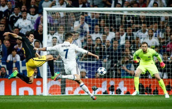 Ronaldo lập một hattrick giúp Real thắng đậm trong trận lượt đi Champions League