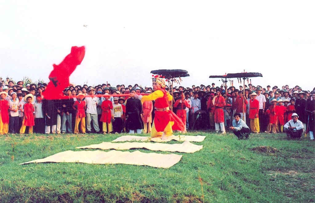 Múa cờ - Nghi thức thiêng liêng bậc nhất của lễ hội Gióng (xã Phù Đồng, huyện Gia Lâm, Hà Nội)