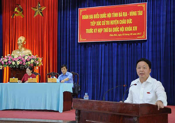 Bộ trưởng Bộ TN&MT Trần Hồng Hà - Đại biểu QH đoàn tỉnh Bà Rịa Vũng Tàu phát biểu tại buổi tiếp xúc cử tri huyện Châu Đức sáng 3/5.