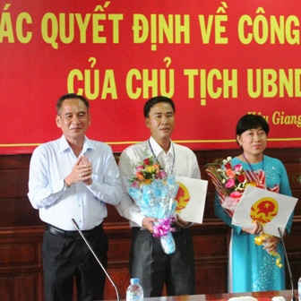 Bà Lê Thị Kim Diệu (người đứng bên phải) nhận quyết định bổ nhiệm chức vụ Phó Giám đốc Sở Tài nguyên và Môi trường tỉnh Hậu Giang của Chủ tịch UBND tỉnh Hậu Giang vào chiều ngày 3/5/2017.