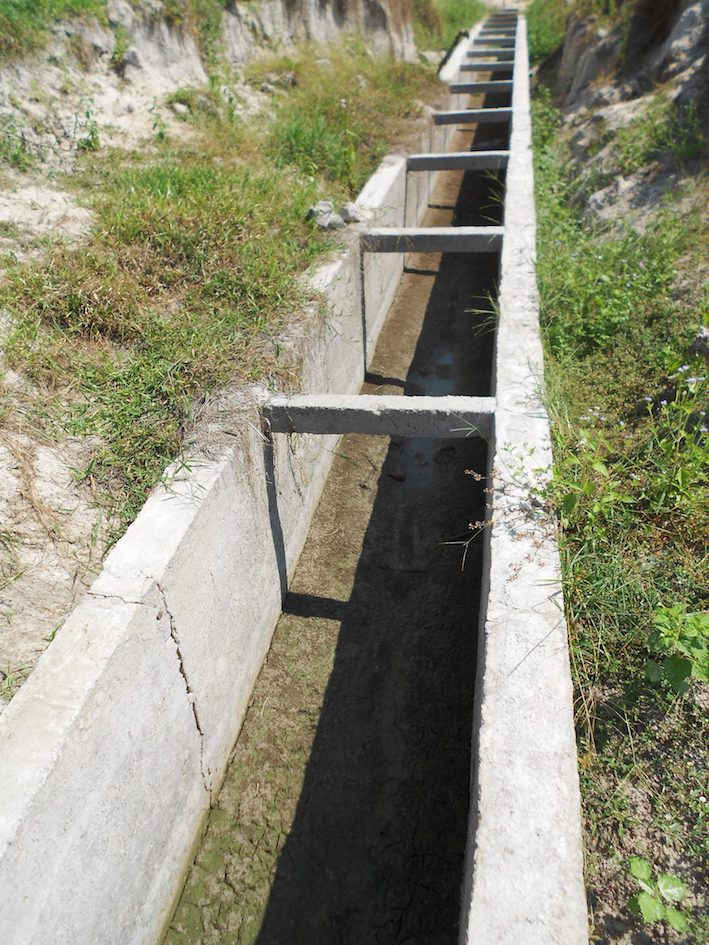 Một số điểm, đoạn của công trình kiên cố hóa bê tông kênh mương xã Cát Hiệp qua thôn Hòa Đại đã xảy ra hiện tượng rạn nứt dù chưa nghiệm thu, đưa vào sử dụng.