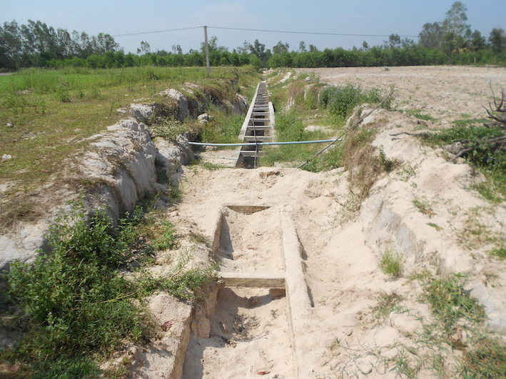 Công trình kiên cố hóa bê tông kênh mương xã Cát Hiệp đoạn qua thôn Tùng Chánh đã bị đất, cát bồi lấp nặng dù đã hoàn thành thi công phần bê tông.