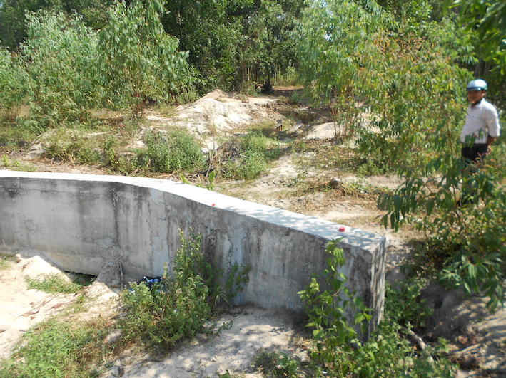 Công trình kiên cố hóa bê tông kênh mương xã Cát Hiệp vẫn còn ngổn ngang dù trải qua 2 năm thi công.
