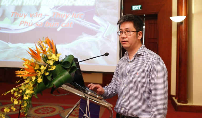 Ông Nguyễn Anh Đức - Giám đốc Trung tâm Hỗ trợ phát triển Lưu vực sông Mê Công trình bày đánh giá một số tác động của Dự án Pắc - Beng