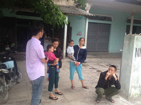 Người dân xóm 21, xã Quỳnh Vinh đang phản ánh về ô nhiễm bụi bặm và tiếng ồn từ Nhà máy xi măng Hoàng Mai với PV