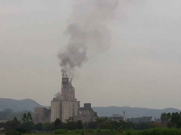 Cột khói đen đục từ Nhà máy xi măng Hoàng Mai