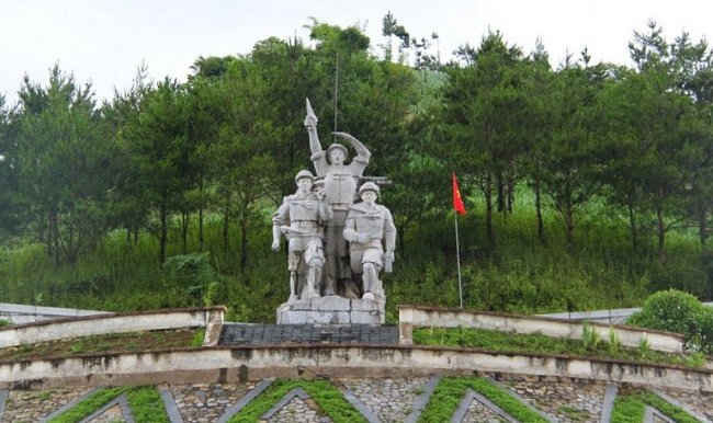 Đài tưởng niệm Liệt sỹ Thanh niên xung phong tại Ngã ba Cò Nòi, xã Cò Nòi, huyện Mai Sơn