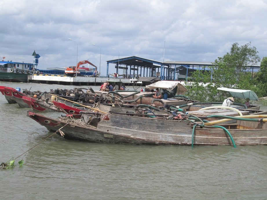 Nhiều phương tiện thô sơ, nhỏ gọn, không gắn biển kiểm soát được sử dụng để hút trộm cát tại sông Hàm Luông bị cơ quan chức năng xử lý.