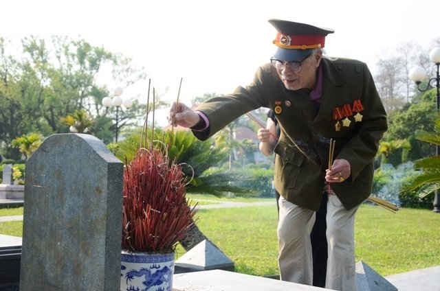 Cựu chiến binh Điện Biên Phủ Bùi Văn Đáp, thắp hương cho đồng đội tại Nghĩa trang Liệt sỹ A1