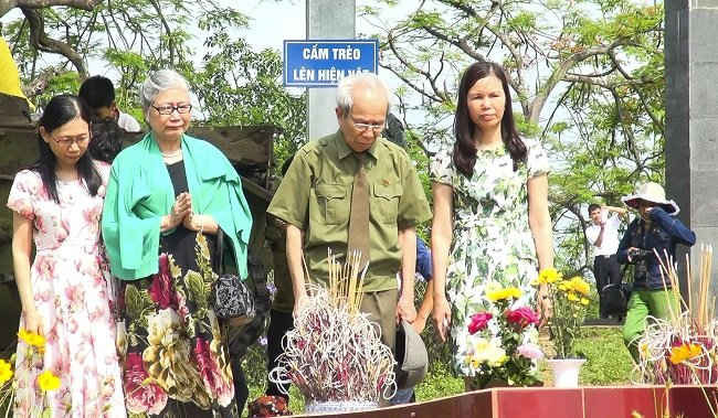Cựu chiến binh Nguyễn Thắng, thắp hương tưởng nhớ đồng đội trên Đồi A1