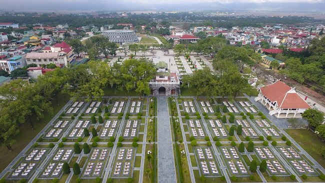 Nghĩa trang Liệt sỹ A1 có tổng cộng 644 ngôi mộ của những cán bộ, chiến sỹ quân đội đã hy sinh anh dũng trong chiến dịch Điện Biên Phủ.à dân 