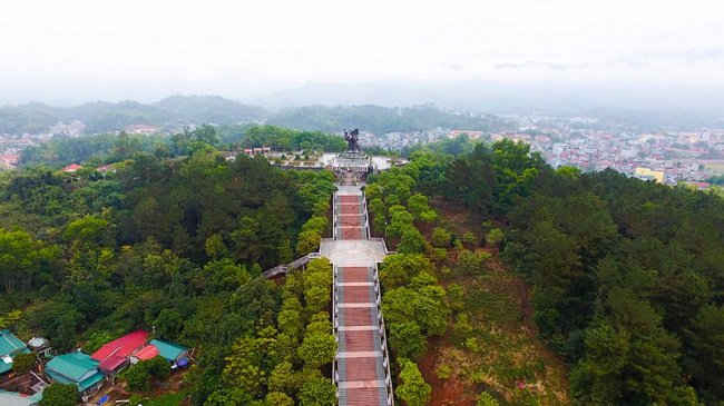 Tượng đài chiến thắng Điện Biên được đặt trên đồi D1 nằm ở vị trí trung tâm thành phố Điện Biên Phủ Tượng có chiều cao 16,6 mét, nặng hơn 220 tấn. Đứng trên sân tượng đài có thể bao quát được toàn cảnh thành phố Điện Biên Phủ.