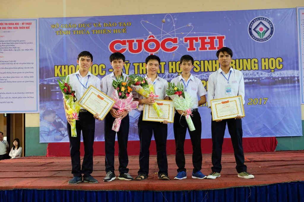 Tân (ngoài cùng bên phải) và Phú (cạnh Tân) nhận giấy khen tại cuộc thi Khoa học – Kỹ thuật dành cho học sinh trung học năm học 2016-2017 tỉnh Thừa Thiên Huế