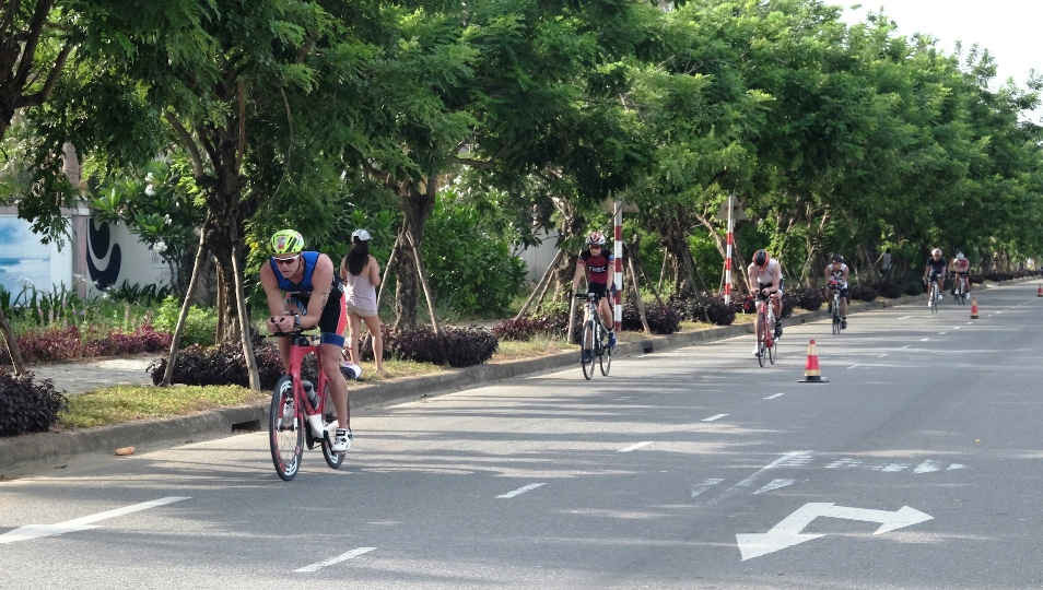 Các VĐV IRONMAN 70.3 năm 2017 đang trên đường về đích phần thi đạp xe