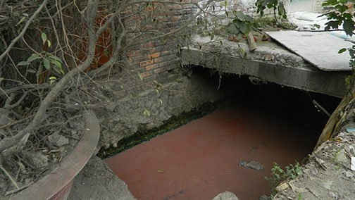 Nguồn nước thải từ một nhà máy theo mương thải ra sông Ngũ Huyện Khê. Ảnh Vũ Đoàn
