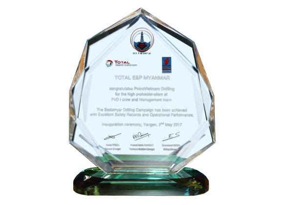 PV Drilling vinh dự nhận biểu trưng do Total E&P Myanmar trao tặng