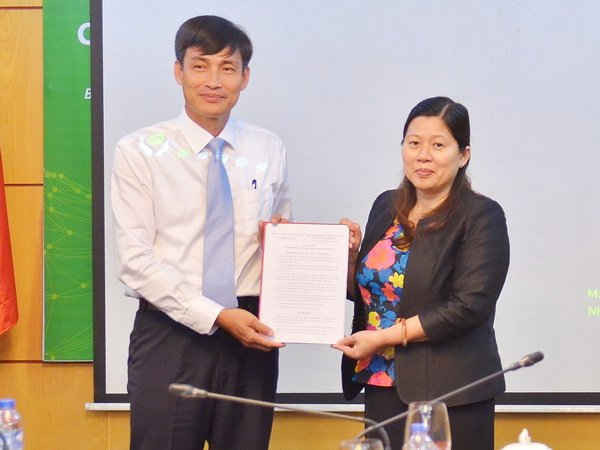 Thứ trưởng Nguyễn Thị Phương Hoa trao Quyết định điều động và bổ nhiệm ông Trần Quý Kiên giữ chức Vụ trưởng Vụ Kế hoạch - Tài chính