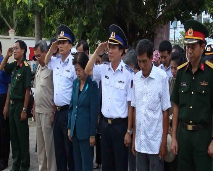 lãnh đạo tỉnh Kiên Giang,huyện Phú Quốc và chỉ huy các lực lượng bộ đội trên đảo thắp hương tưởng niệm cán bộ,chiến sỹ và người dân trên đảo hy sinh bảo vệ đảo.