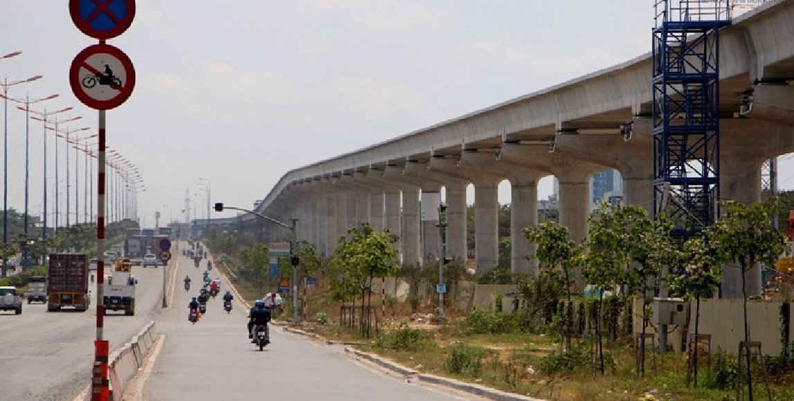 Các trụ đỡ được bố trí dọc tuyến đường từ Suối Tiên đến cầu Sài Gòn.