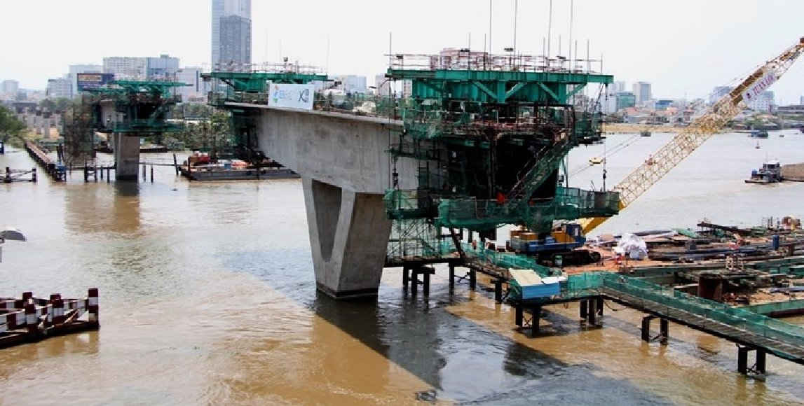 Tại sông Sài Gòn, phần trụ đã được thi công xong, hiện đang thi công phần nhịp.