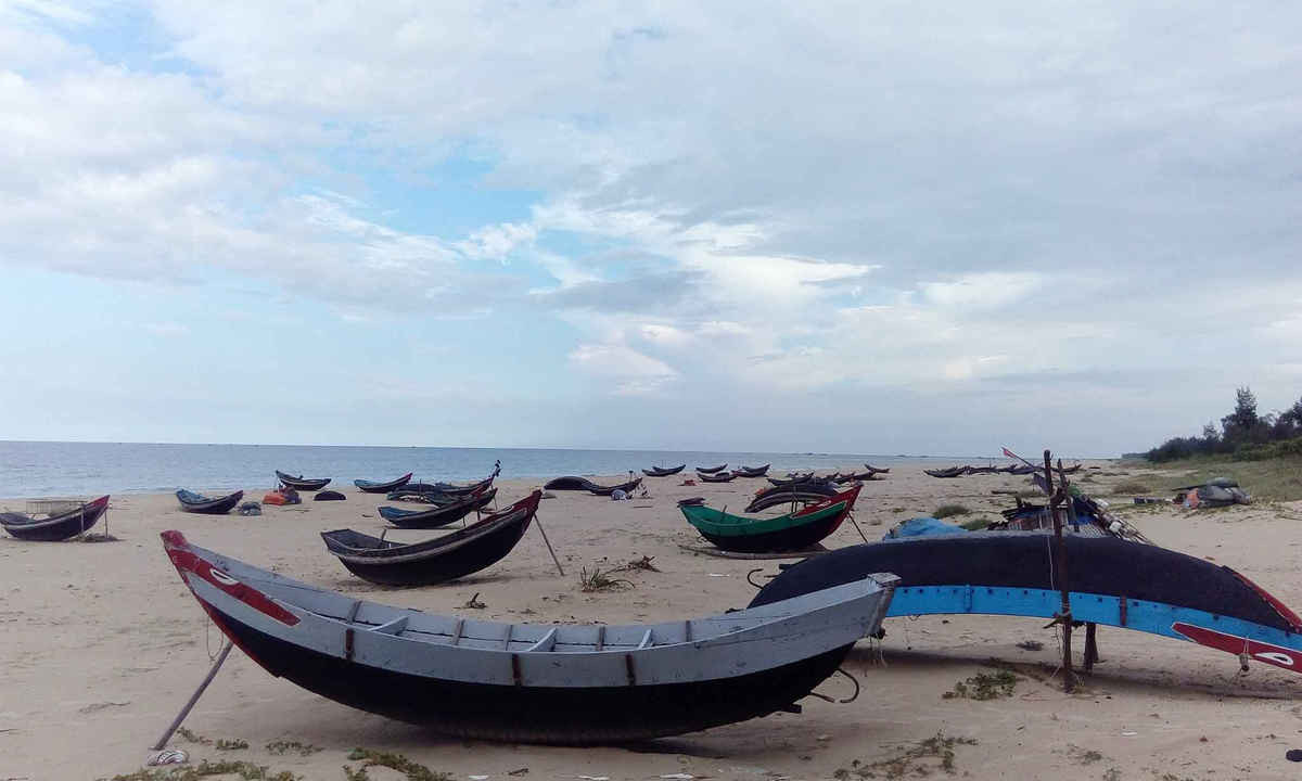 Ngư dân Quảng Trị đánh bắt gần bờ là chủ yếu nên dùng những thuyền có công suất nhỏ 