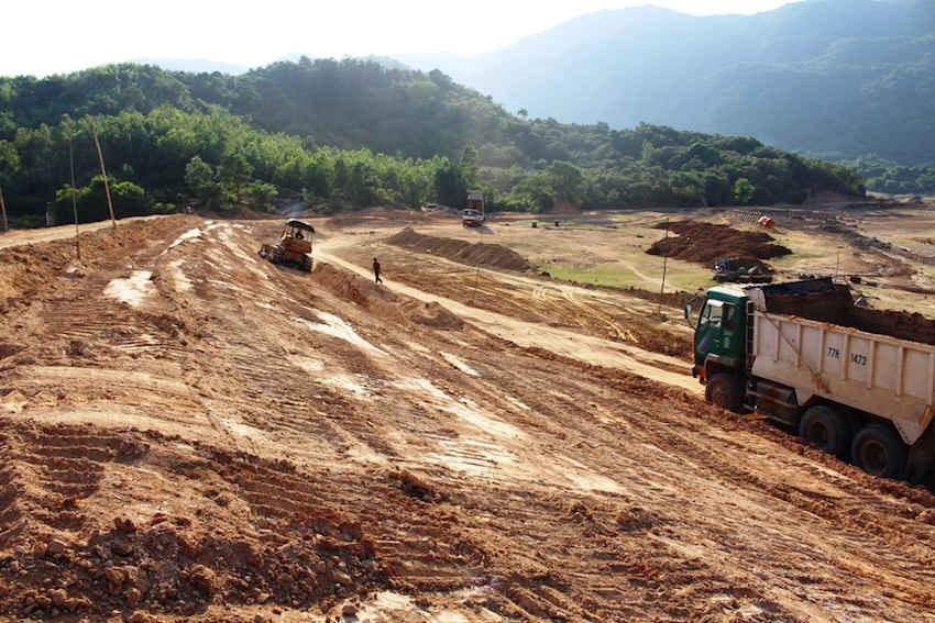 Nhà thầu đang triển khai thi công hệ thống hồ chứa nước Mỹ Thuận. Trong ảnh: Quang  cảnh hồ chứa nước Mỹ Thuận.