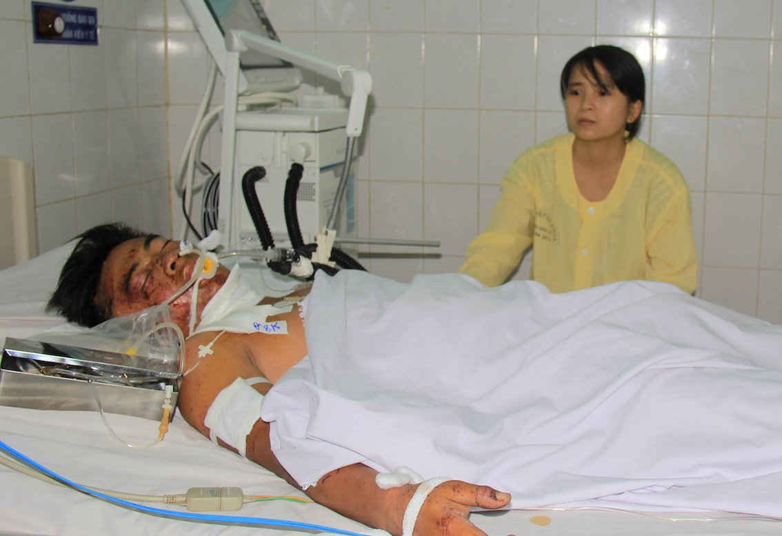Chị Quách Thị Phúc vợ tài xế xe tải Quý đang chăm sóc chồng tại bệnh viện.
