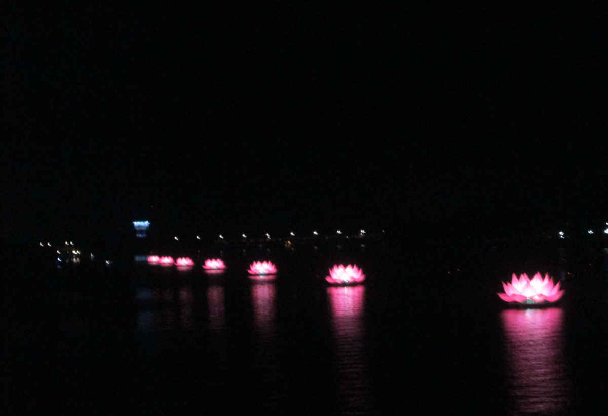 Bảy đóa sen khổng lồ trên sông Hương được thắp sáng về đêm để chào đón lễ Phật đản