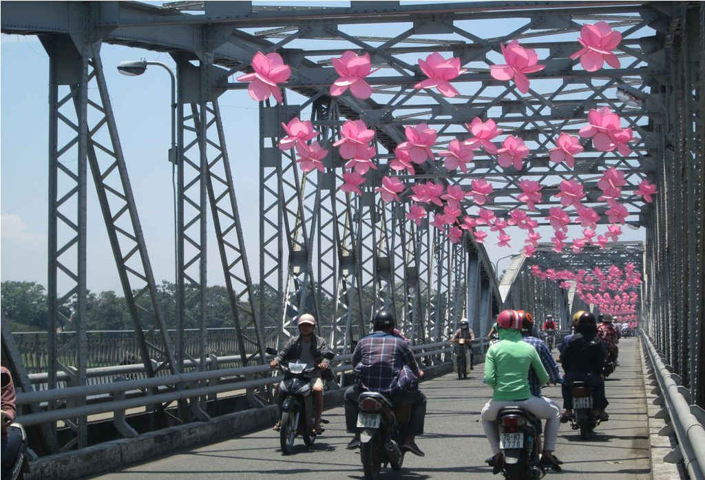 Cầu Trường Tiền ngập tràn hoa sen hồng