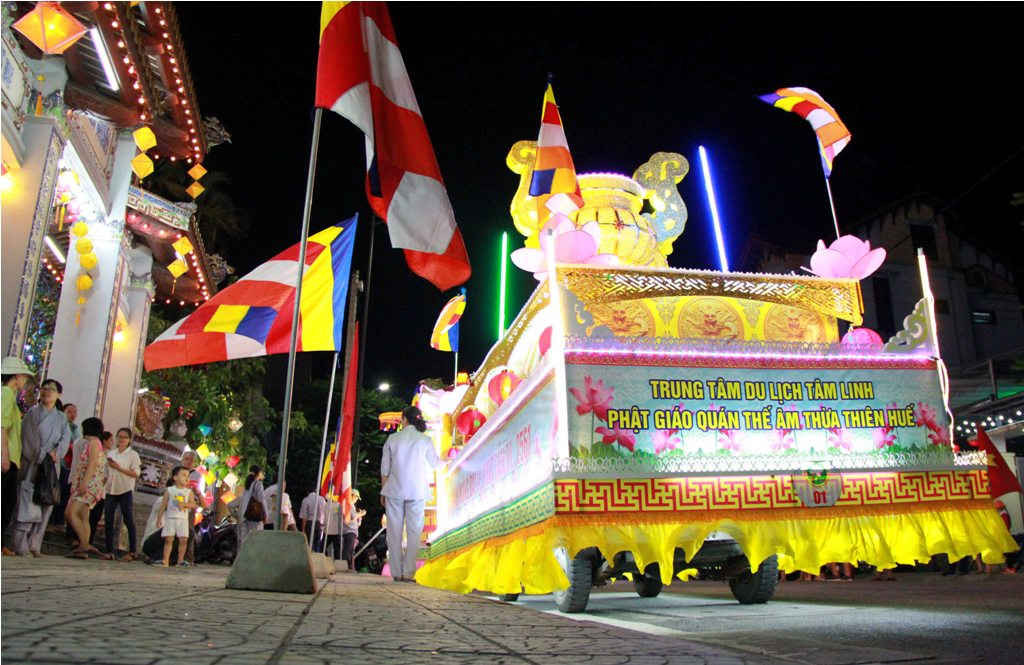 Vào ban đêm, các xe hoa sẽ diễu hành xung quanh TP Huế và các huyện lân cận