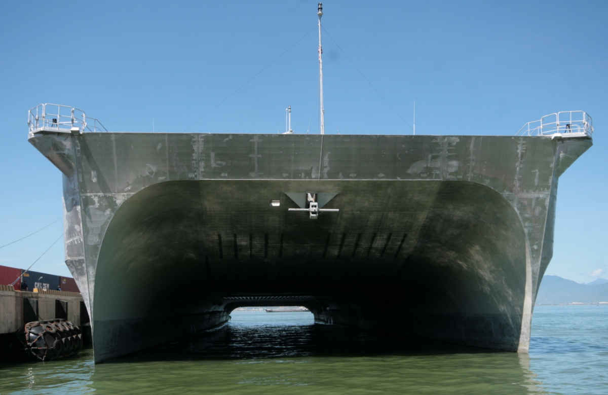 Tàu vận tải siêu tốc USNS Fall River của Hải quân Mỹ. 