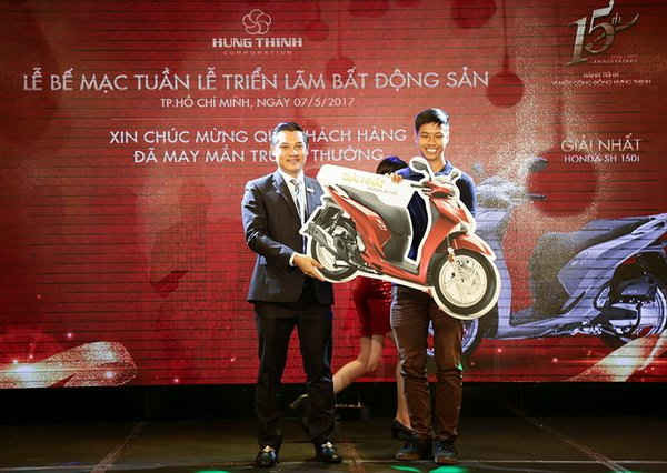  Ông Nguyễn Văn Cường – Phó Tổng Giám đốc Thường trực Hung Thinh Corp trao giải Nhất: xe Honda SH 150i cho khách hàng 