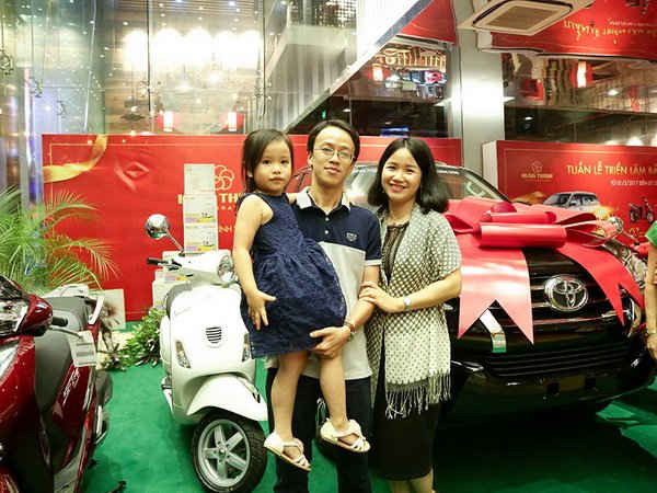 Anh Nguyễn Huỳnh Đức Lễ - chủ nhân căn hộ Lavita Garden nhận giải Đặc biệt: xe hơi Toyota Fortuner 2017