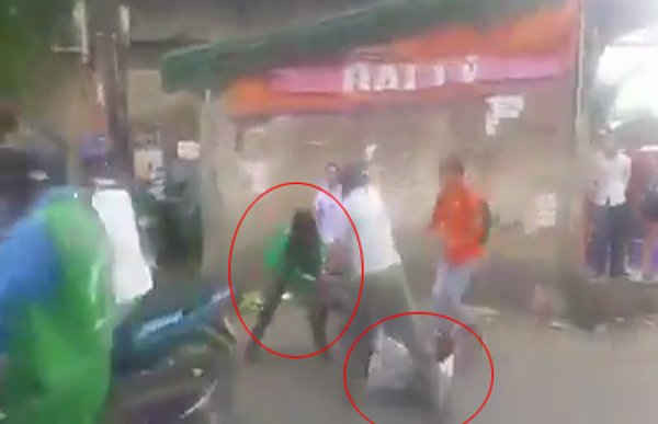Tài xế GrabBike và xe ôm truyền thống đánh nhau gần bến xe Giáp Bát khiến cộng đồng mạng xã hội bức xúc. (Ảnh chụp từ clip)