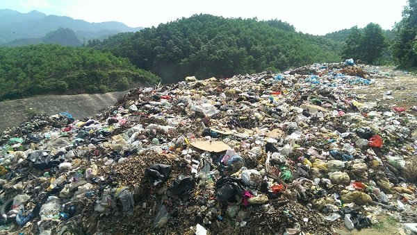 Bãi rác thải đổ trên đỉnh đồi gây ô nhiễm môi trường, ảnh hưởng tới cuộc sống của hàng chục hộ dân phía dưới.