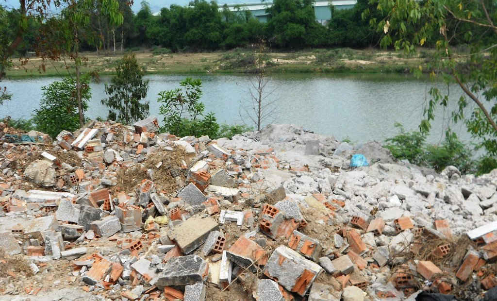  Bờ sông Hà Thanh qua thôn Bình An 1, xã Phước Thành (huyện Tuy Phước) nhiều nơi cũng trở thành điểm tập kết bột đá tự phát.